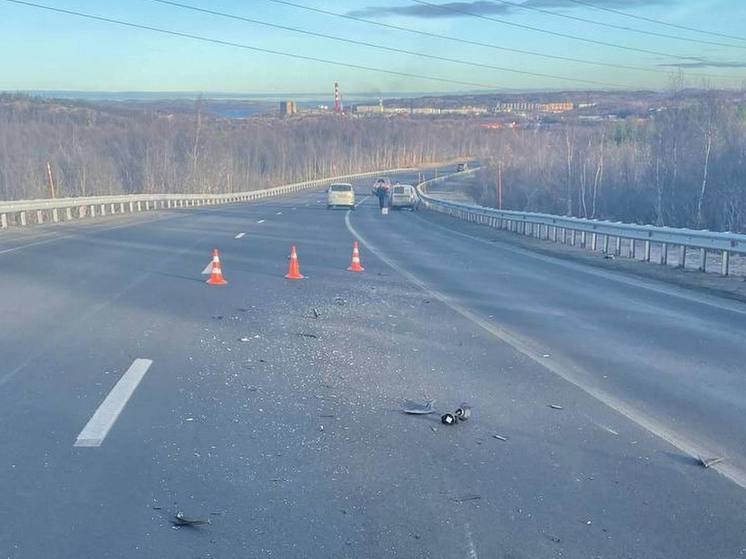 Две машины столкнулись на встречной полосе возле Североморска