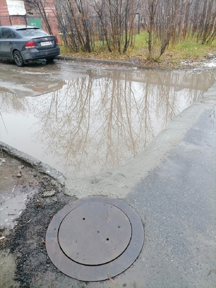 В Надыме из-за заложенного асфальтом колодца часть улицы превратилась в «пруд»