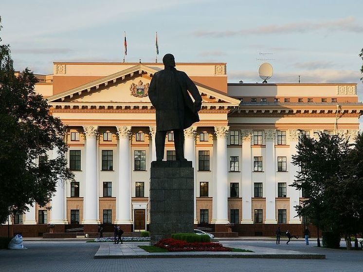 Жители Тюмени пожаловались на неприятный запах и бело-желтый налет на машинах