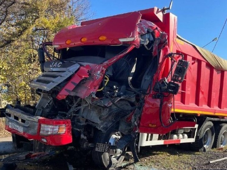 Водитель грузовика сломал ноги в ДТП в Подмосковье