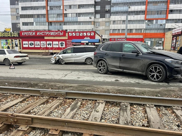 В Новосибирске парень на BMW X5 без номеров протаранил машину с грудным ребенком