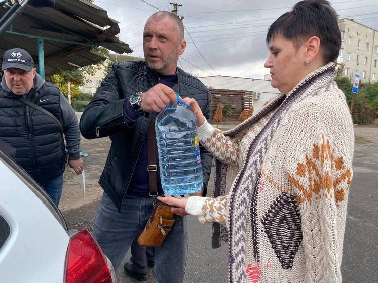 В Таврийске продолжается выдача питьевой воды для жителей