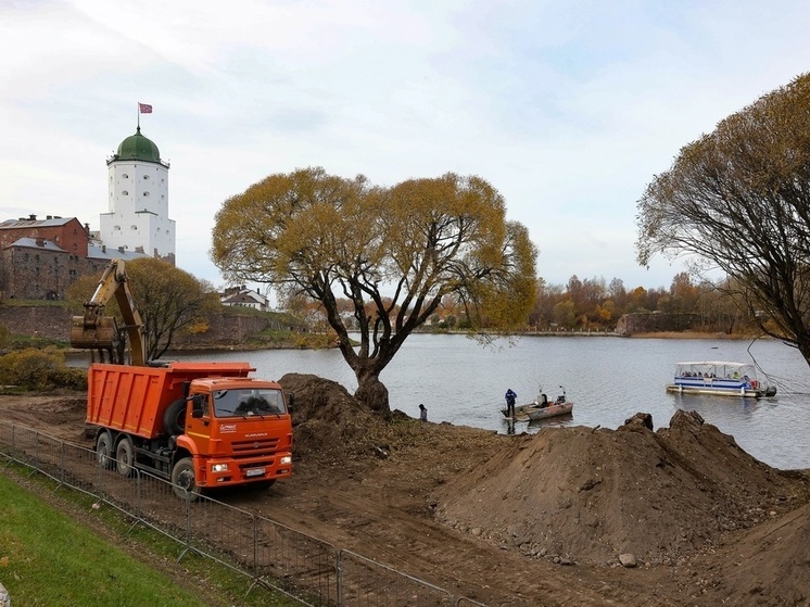 Водолазы в Выборге подняли со дна залива упавшие части набережной