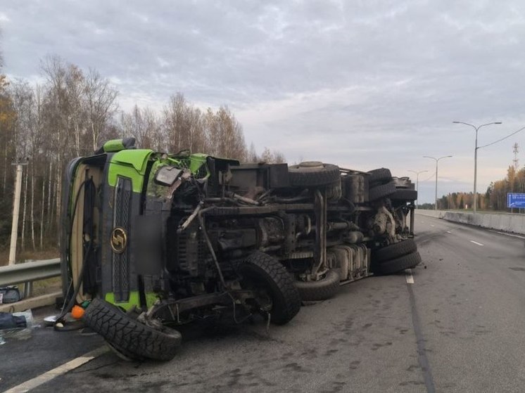 На трассе «Скандинавия» опрокинулся грузовик