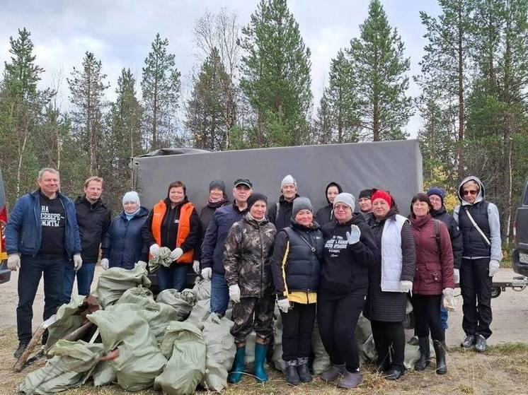 Активисты убрали 350 кг мусора с берега реки Воронья