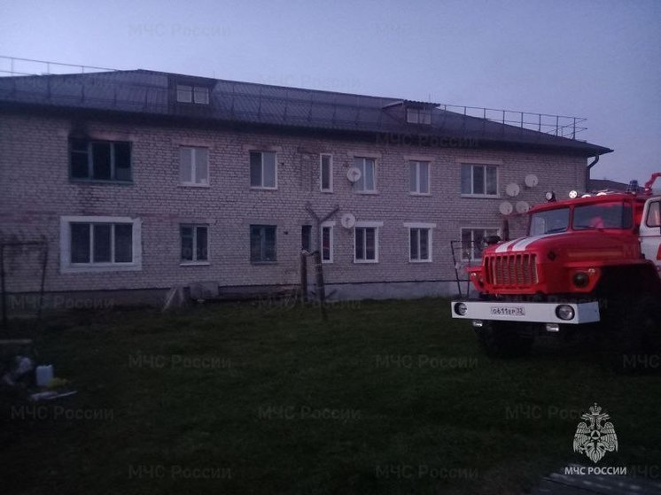 При пожаре в брянском Рогнедино огнеборцы спасли троих жильцов