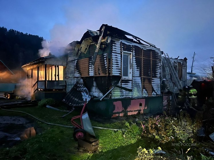 На Алтае крупный пожар уничтожил жилой дом и баню