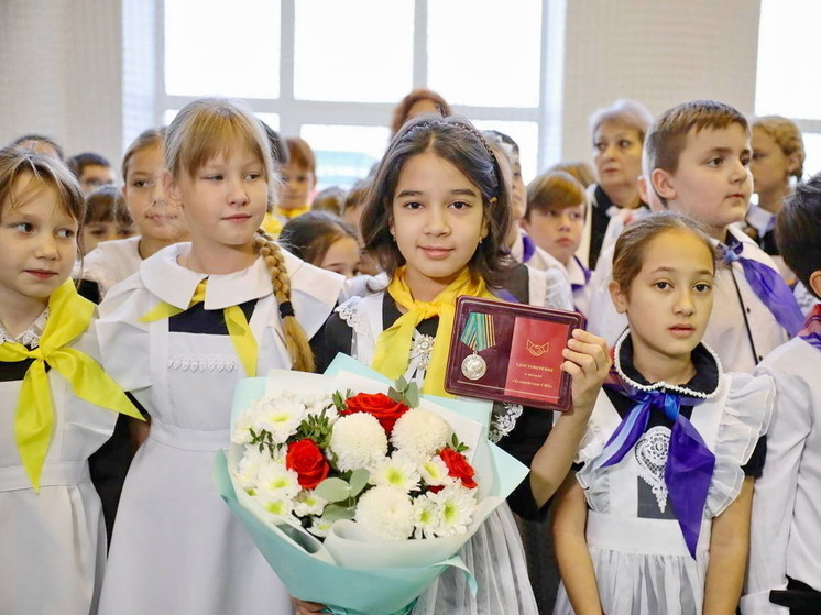 Отрезавшую косу для помощи бойцам СВО девочку из Губкинского наградили медалью