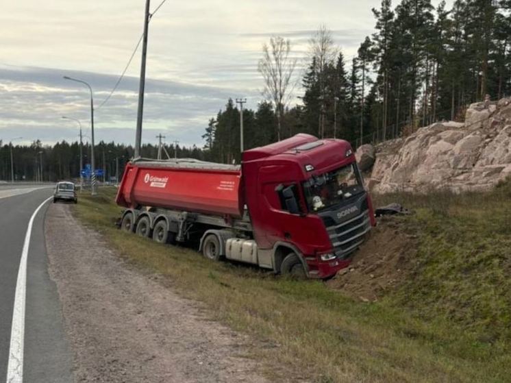 Большегруз на «Сортавале» съехал в кювет: водитель погиб
