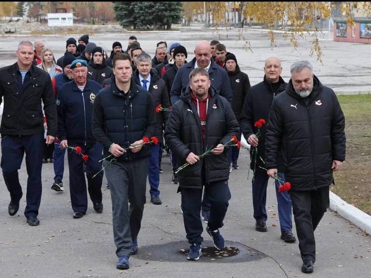 Представители ХК «Старт» передали гумгруз нижегородским бойцам