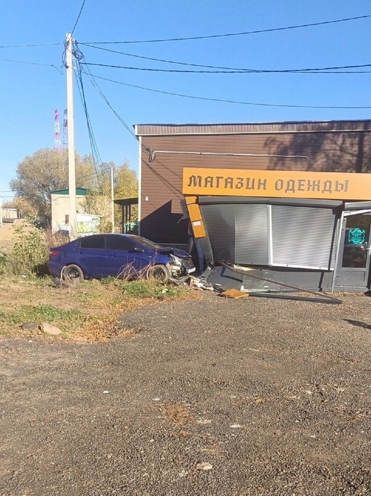 В Тверской области затонированная иномарка врезалась в павильон с одеждой