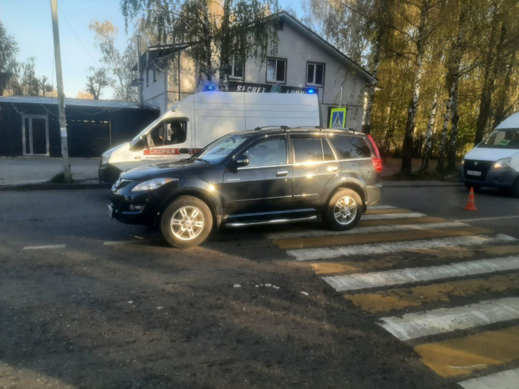 В Смоленске на Кловке внедорожник сбил на переходе молодого человека