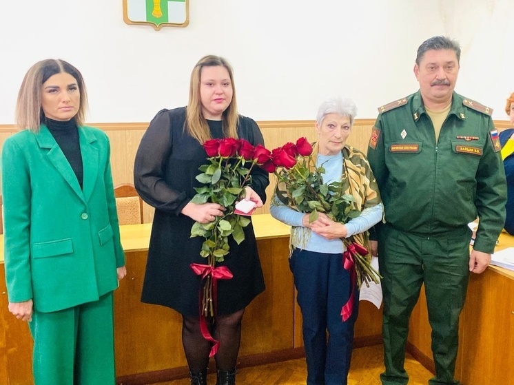 В Орловской области родным погибшего участника СВО Ивана Миронова передали его Орден Мужества