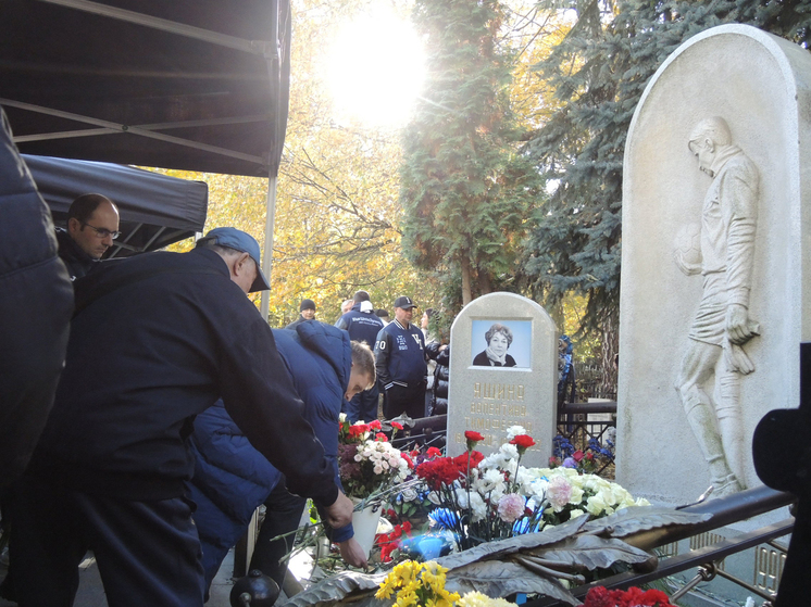 В Москве почтили память великого вратаря Льва Яшина