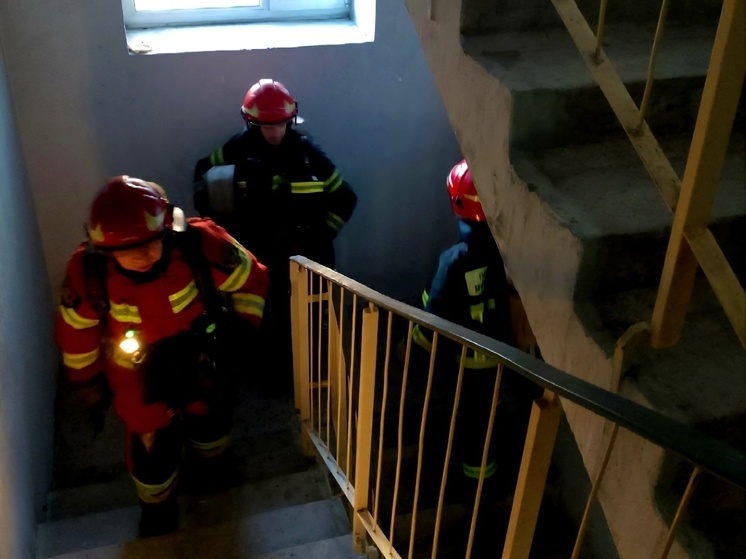 На мурманской улице Аскольдовцев потушили пожар в жилом доме