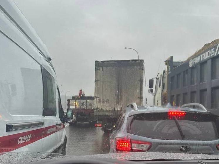 Массовое ДТП парализовало движение авто на низководном мосту во Владивостоке