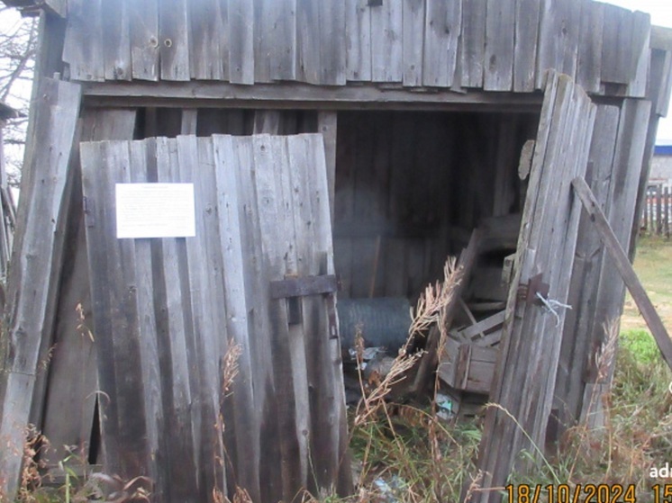 В Нарьян-Маре пытаются отыскать собственника стареньких сараев