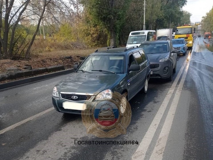 Тройное столкновение авто отправило девушку в больницу в Саратове