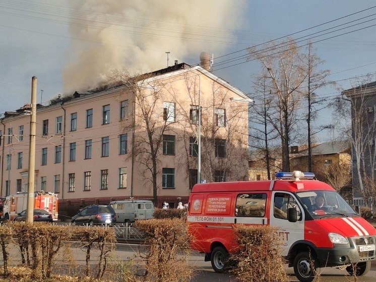 В Улан-Удэ тушат здание Аналитического центра и Федеральной пробирной палаты