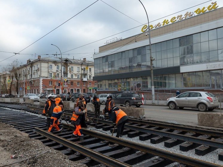 В Кемерове у ЦУМа началась укладка новых рельсов