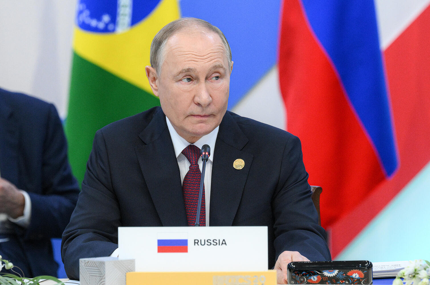 Си Цзиньпин, Моди и другие окружили Путина на БРИКС: лица и эмоции второго дня саммита