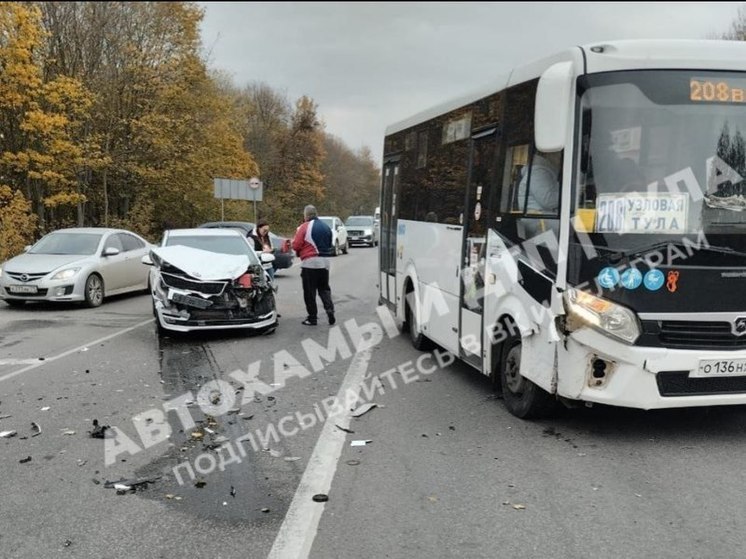 Легковой автомобиль врезался в автобус на дороге Тула-Новомосковск