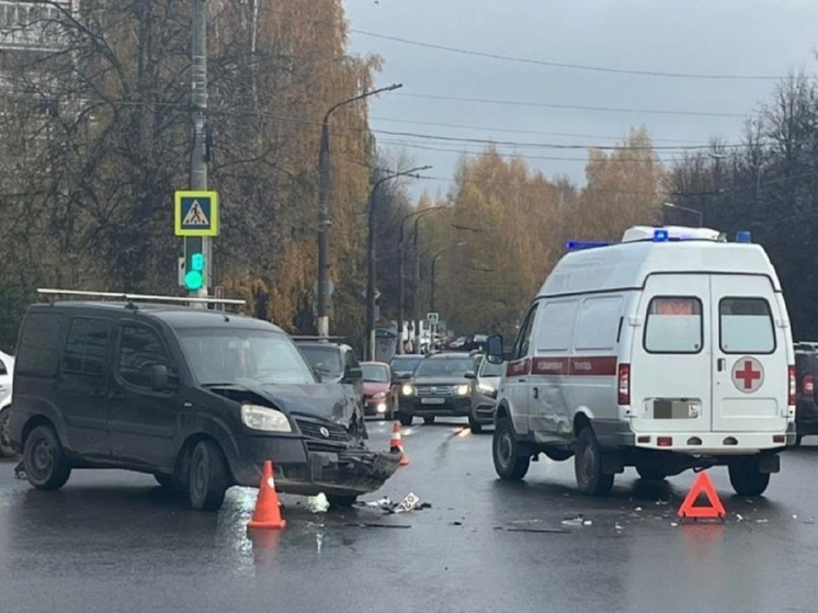 Костромские ДТП: на перекрестке улиц Стопани и Голубкова иномарка врезалась в «скорую»