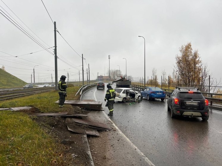 Бетонная плита придавила легковушку на Окском съезде в Нижнем