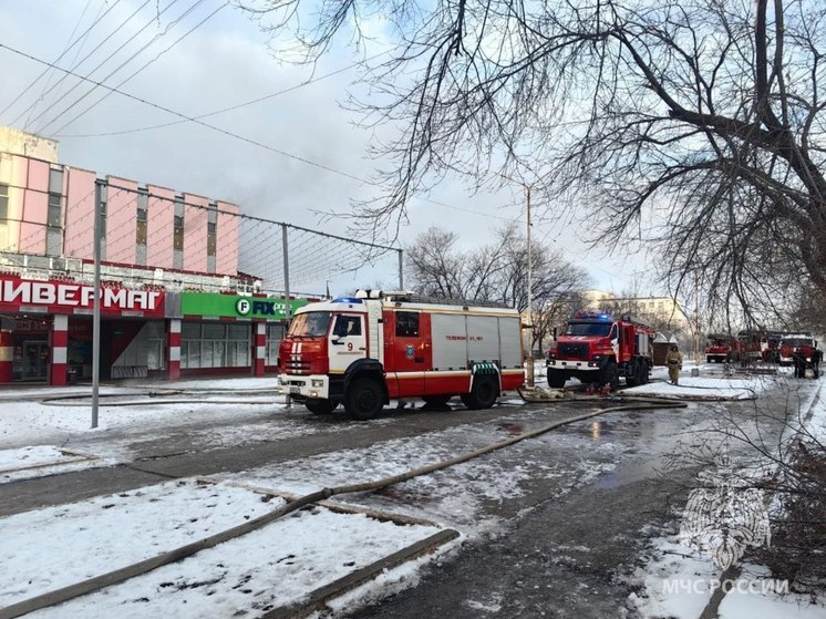 Пожарные потушил огонь в торговом центре города Забайкалья