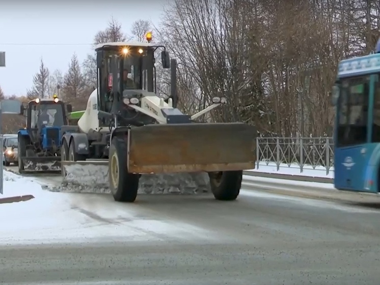 Снегоуборщики вышли на улицы Салехарда впервые в этом сезоне