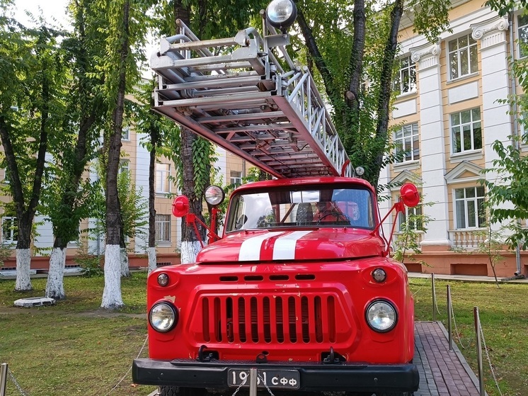 В Екатеринбурге ночью горел расселенный барак