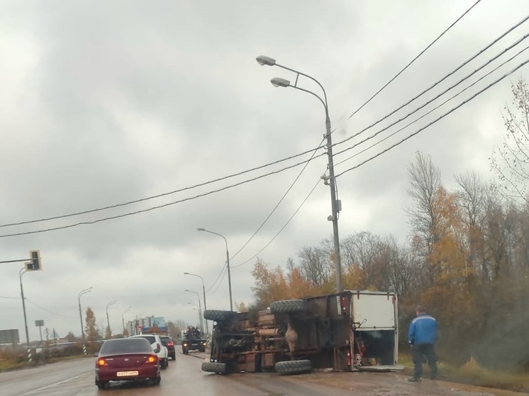 В Тверской области при въезде в город грузовик завалился на обочине