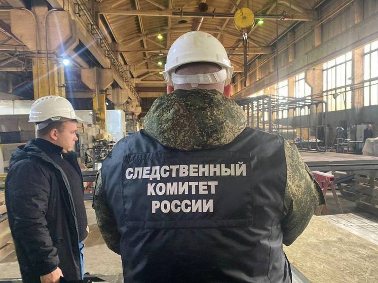 Металлоконструкция упала на рабочего в Саратове