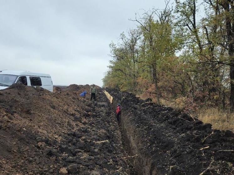 Шефы построили уже больше 1,2 км водопровода для жителей села Урицкое