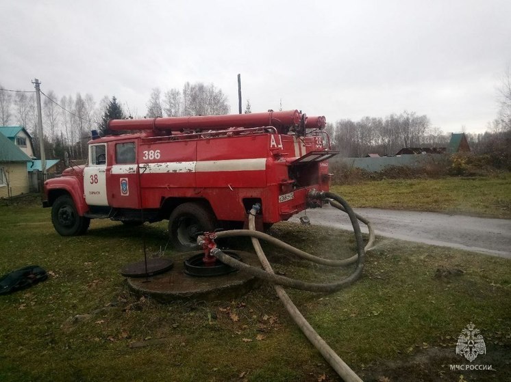 В Заринске произошел масштабный пожар: пламя охватило жилой дом и надворные постройки