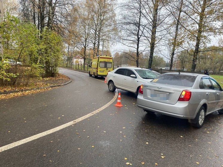 В Твери водитель иномарки на что-то засмотрелся и попал в ДТП