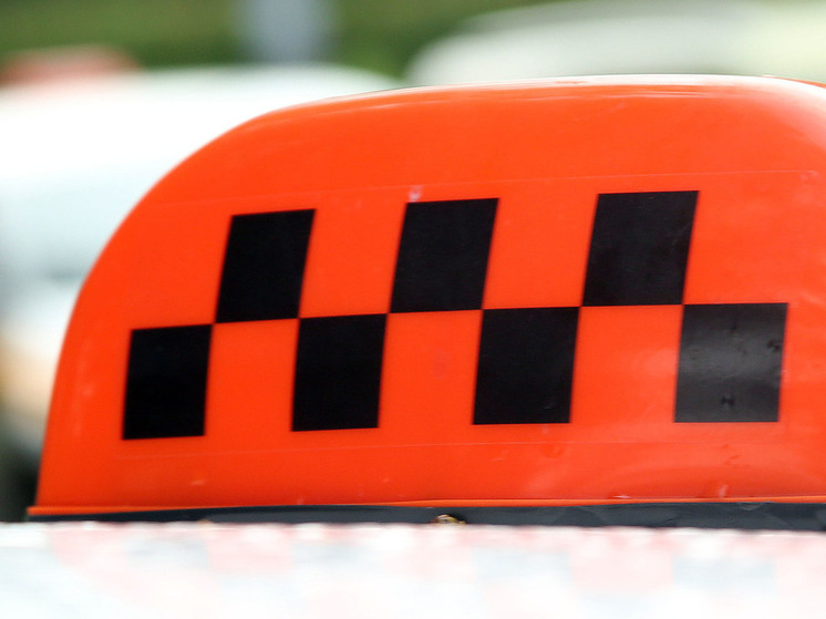 Автомобиль такси сбил остановку в Сергиевом Посаде