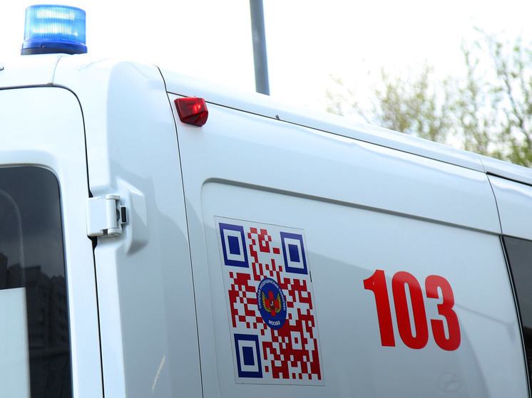 На перекрестке в подмосковной Дубне перевернулся грузовик