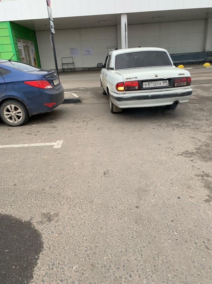 В Твери пешеход пытался догнать на парковке автомобиль