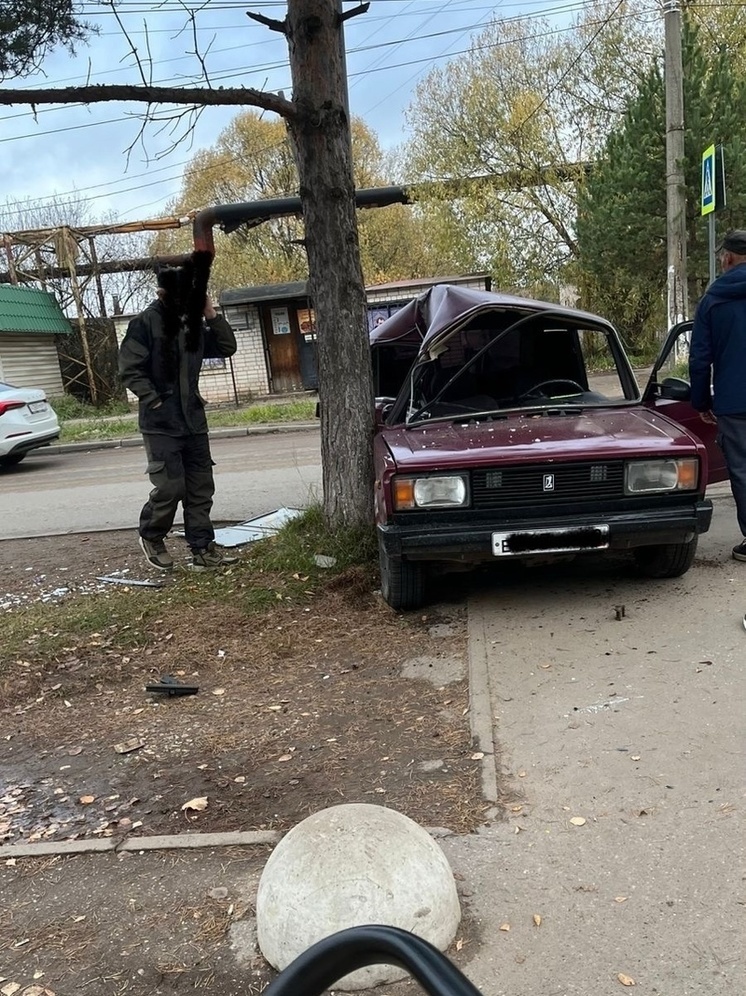 В Тверской области «ВАЗ» врезался в дерево рядом с пешеходным переходом