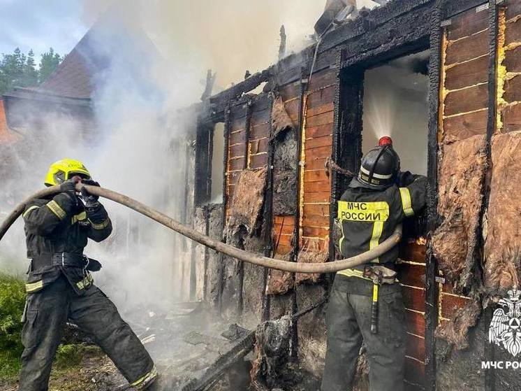 Под Тверью огонь уничтожил жилой деревянный дом