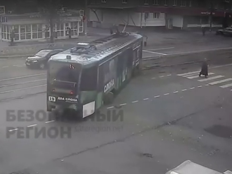 В Ярославле трамвай сошел с рельсов и перегородил улицу