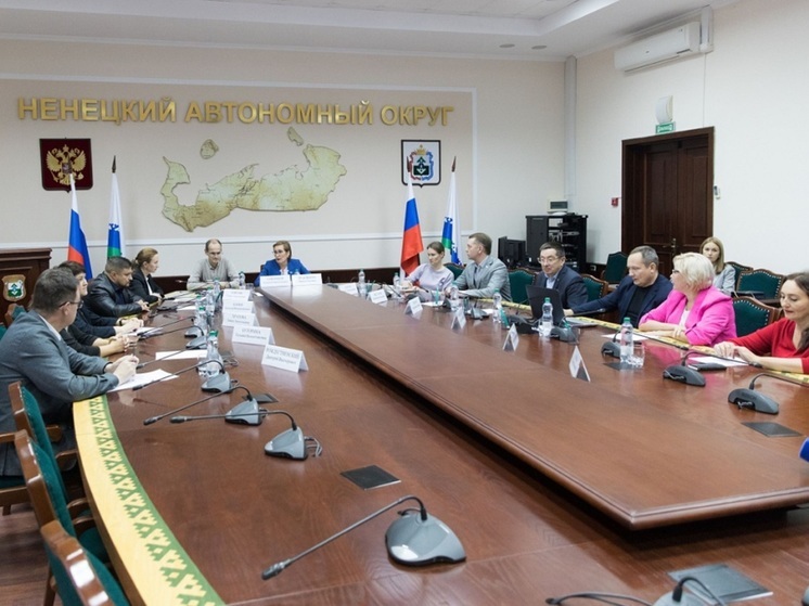 В окружном парламенте состоялось рабочее совещание представителей законодательной и исполнительной власти с участием Уполномоченных по правам человека и ребёнка, а также руководством АНО «Осознанное родительство