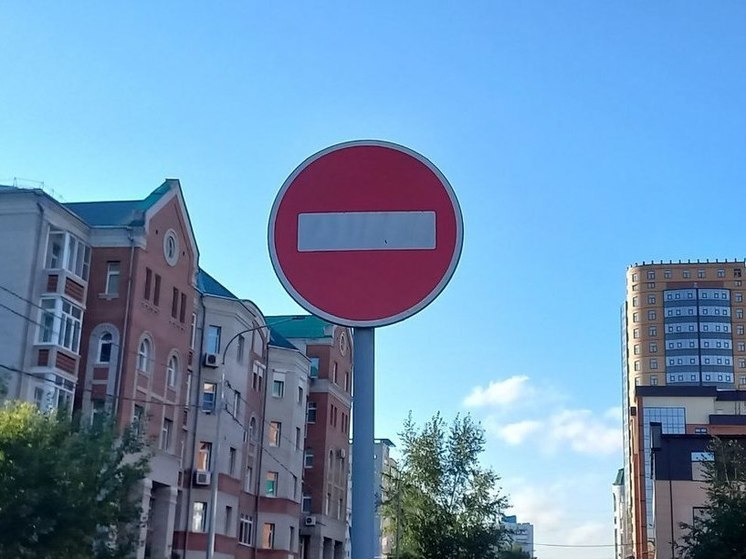 В Барнауле на один день перекрыли дорогу на улице Лазурной