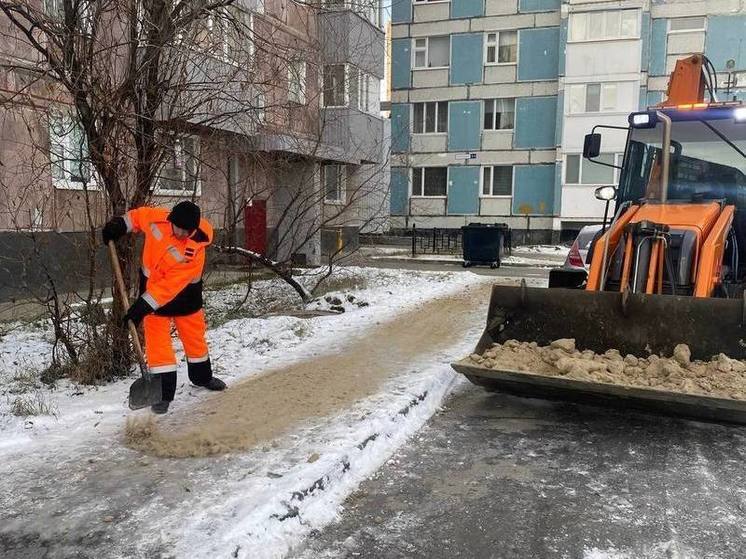 Службы Нового Уренгоя перевели на усиленный режим работы из-за жалоб на гололед