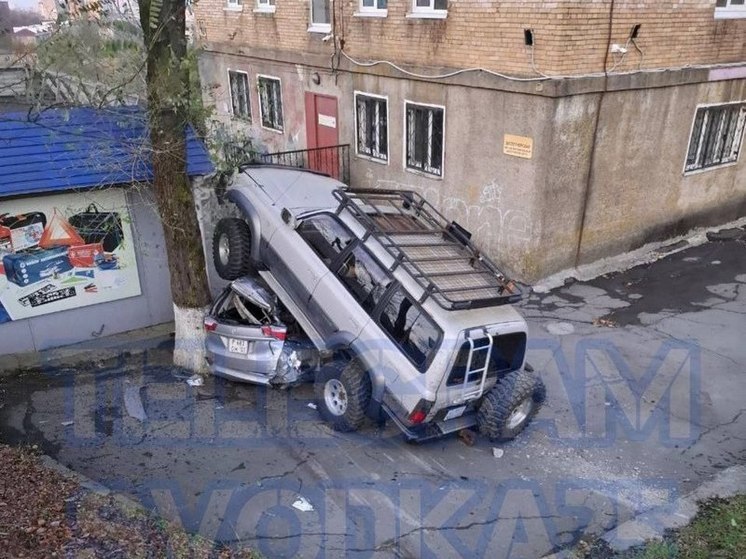 Во Владивостоке женщина на угнанном Land Cruiser устроила ДТП и напала на водителя