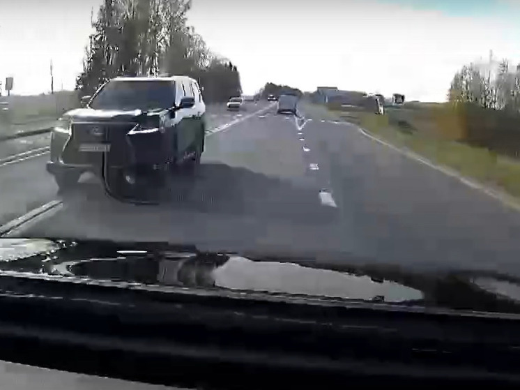 В Тверской области лихой водитель на премиальном Lexus совершил очень опасный обгон