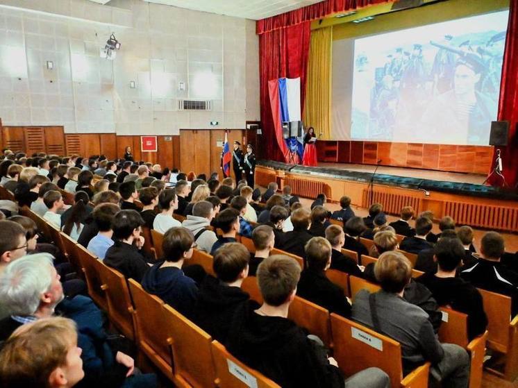 Мурманских школьников угостили солдатской кашей на Дне призывника