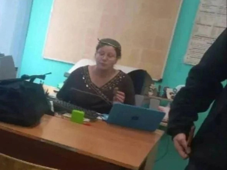 Сотни россиян начали фотографироваться с дуршлагами на голове в поддержку учительницы-пастафарианки