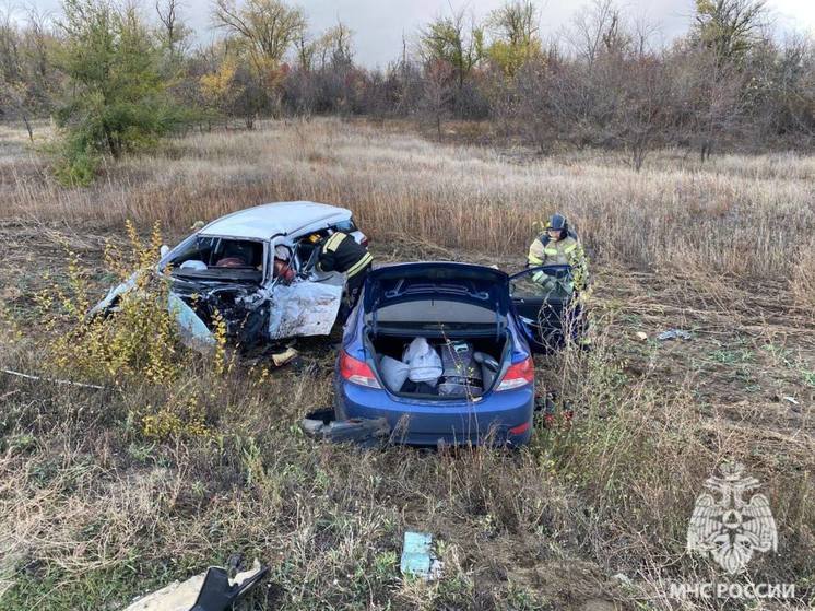 Три человека погибли в ДТП на трассе в Волгоградской области, еще 8 пострадали